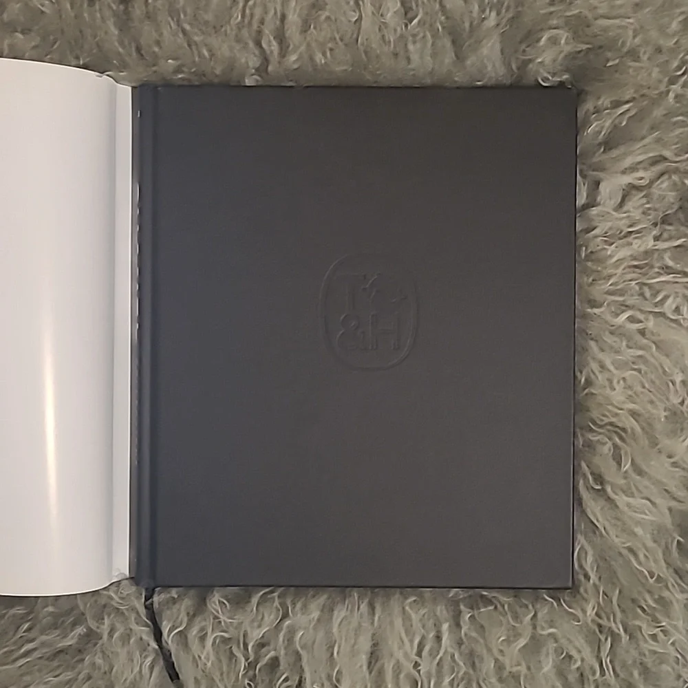 CHANEL COLLECTIONS AND CREATIONS COFFEE TABLE BOOK - Picture 3 of 9